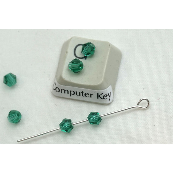 Glass beads, faceted, 4mm, green, bag 5 grams