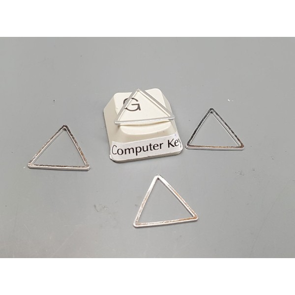 Triangle link connectors, closed no join, 15x13x0.8mm, per 50