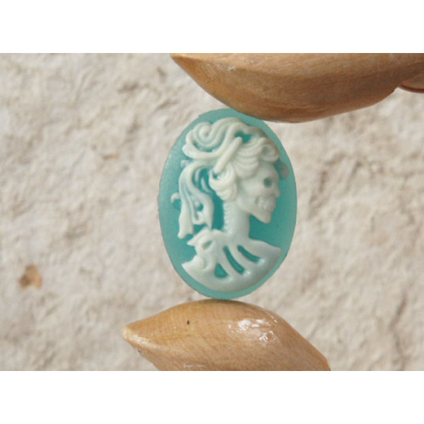 25x18mm Sea Green with White Lolita skeleton cameo