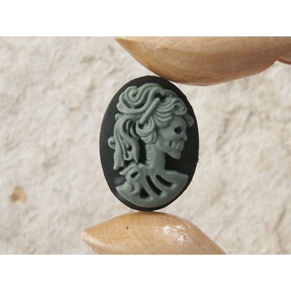 25x18mm Black with Grey Lolita lady skeleton cameo