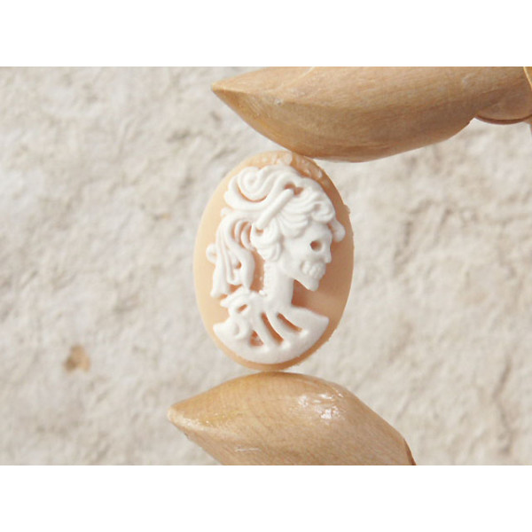 25x18mm Buff with White Lolita lady skeleton cameo 