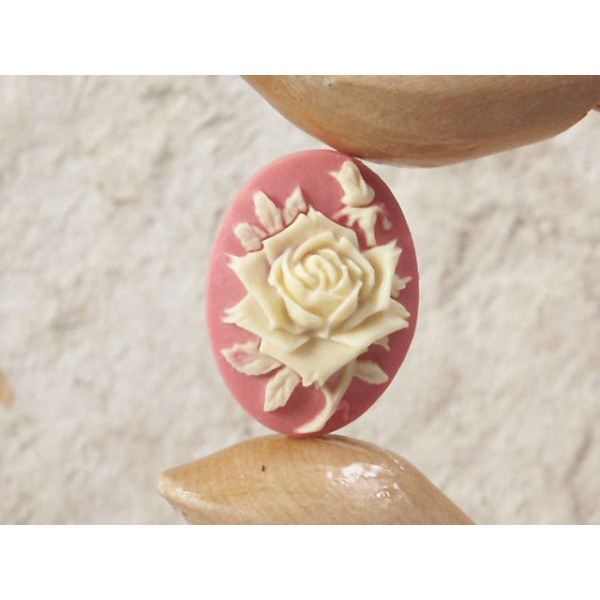 25x18mm Hot Pink with Ivory Rose cameo