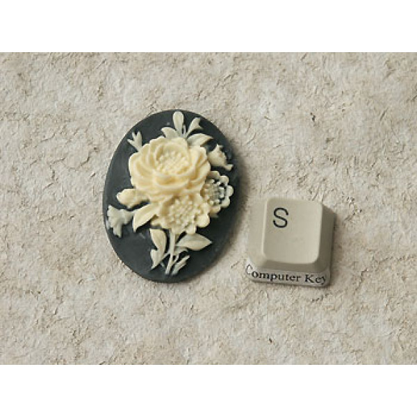 39x30mm Dark Grey with Ivory Flower cameo