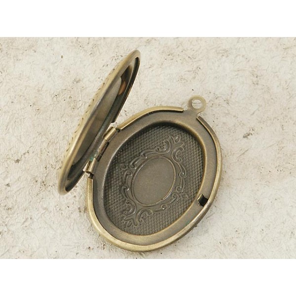 Locket with 18x13mm bezel centre, antiqued bronze