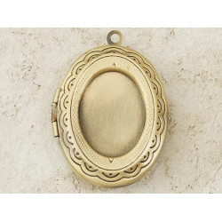 Locket with 18x13mm bezel centre, antiqued bronze